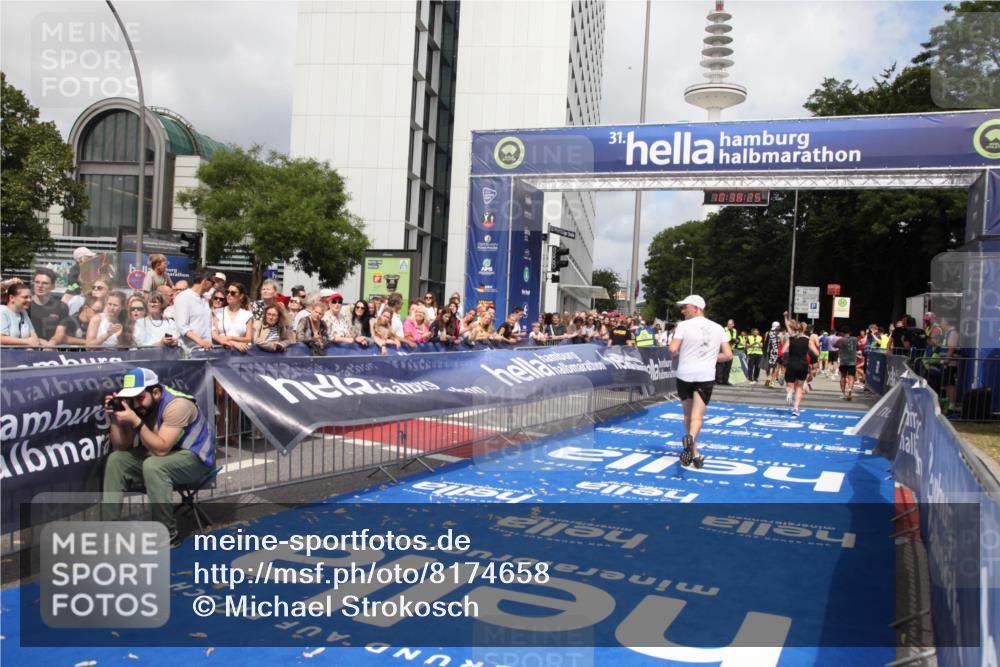 29.06.2025 - hella hamburg halbmarathon Michael Strokosch http://msf.ph/oto/8174658 29.06.2025 10:38:24 Ziel 1042, 1688, 3431, 6095, 7110, 8002, 18584, 18761 meine-sportfotos.de