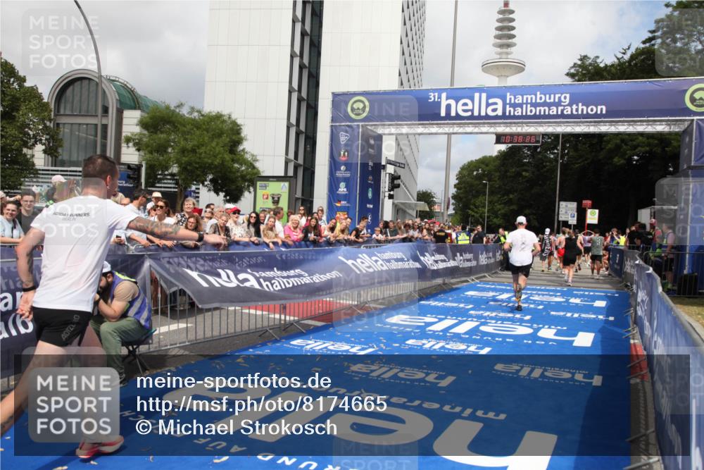 29.06.2025 - hella hamburg halbmarathon Michael Strokosch http://msf.ph/oto/8174665 29.06.2025 10:38:25 Ziel 1042, 1688, 3431, 6095, 7110, 14992, 16075, 18584, 18761 meine-sportfotos.de