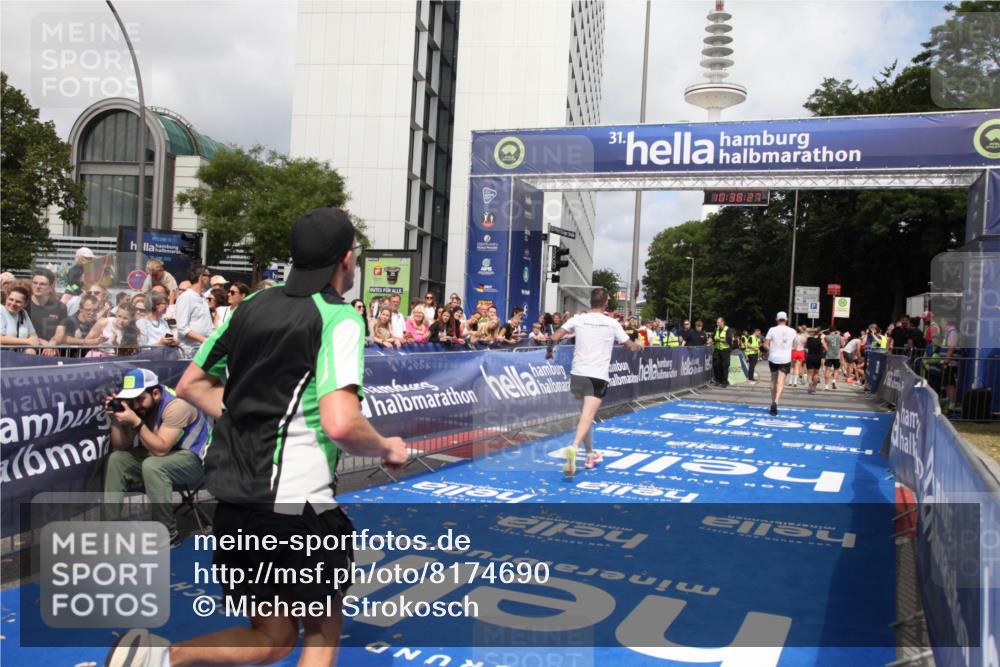 29.06.2025 - hella hamburg halbmarathon Michael Strokosch http://msf.ph/oto/8174690 29.06.2025 10:38:26 Ziel 1042, 1688, 2745, 3014, 3431, 6095, 7110, 14992, 16075, 18761 meine-sportfotos.de