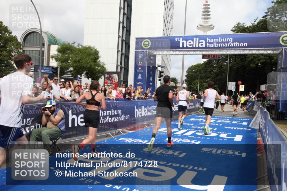 29.06.2025 - hella hamburg halbmarathon Michael Strokosch http://msf.ph/oto/8174728 29.06.2025 10:38:30 Ziel 1042, 1710, 2745, 3014, 3431, 3790, 7110, 8571, 14992, 16075, 16280, 18357, 18761 meine-sportfotos.de