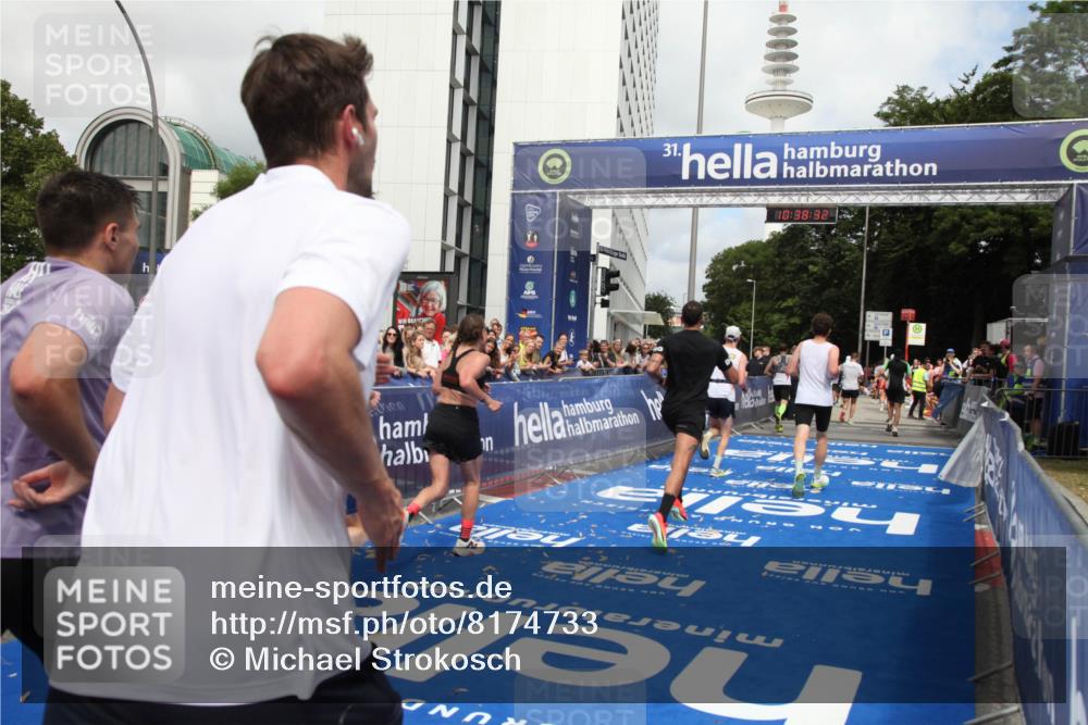 29.06.2025 - hella hamburg halbmarathon Michael Strokosch http://msf.ph/oto/8174733 29.06.2025 10:38:31 Ziel 1710, 2745, 3014, 3431, 3790, 7110, 8571, 14992, 16075, 16280, 18357, 18761 meine-sportfotos.de