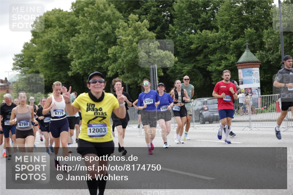 29.06.2025 - hella hamburg halbmarathon Jannik Wohlers http://msf.ph/oto/8174750 29.06.2025 11:07:41 Lombardsbrücke 1769, 2318, 2319, 3442, 3549, 3853, 3855, 4406, 4461, 4567, 4573, 5005, 5398, 5401, 5439, 5704, 5896, 6070, 6357, 6586, 6778, 6779, 6780, 6928, 7559, 7609, 8182, 8252, 9037, 9389, 9725, 9892, 9906, 10054, 10160, 10545, 10558, 10637, 10651, 10916, 10918, 11264, 11583, 11584, 11592, 11722, 12003, 12048, 12146, 12868, 12944, 14088, 15059, 15616, 18289, 18619 meine-sportfotos.de
