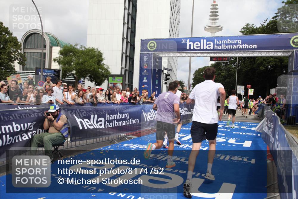 29.06.2025 - hella hamburg halbmarathon Michael Strokosch http://msf.ph/oto/8174752 29.06.2025 10:38:31 Ziel 1710, 2745, 3014, 3431, 3790, 7110, 8571, 14992, 16075, 16280, 18357, 18761 meine-sportfotos.de