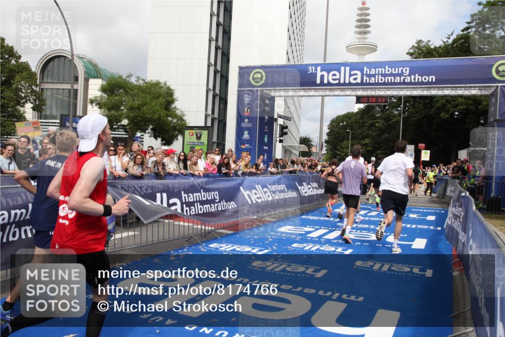 29.06.2025 - hella hamburg halbmarathon Michael Strokosch http://msf.ph/oto/8174766 29.06.2025 10:38:32 Ziel 1710, 2745, 3014, 3790, 8571, 14992, 16075, 16280, 18357, 18761 meine-sportfotos.de