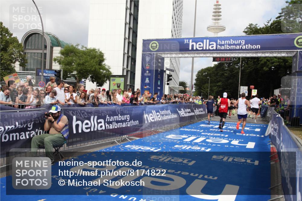 29.06.2025 - hella hamburg halbmarathon Michael Strokosch http://msf.ph/oto/8174822 29.06.2025 10:38:35 Ziel 1710, 2745, 3014, 3790, 8571, 11379, 14905, 16280, 18357 meine-sportfotos.de