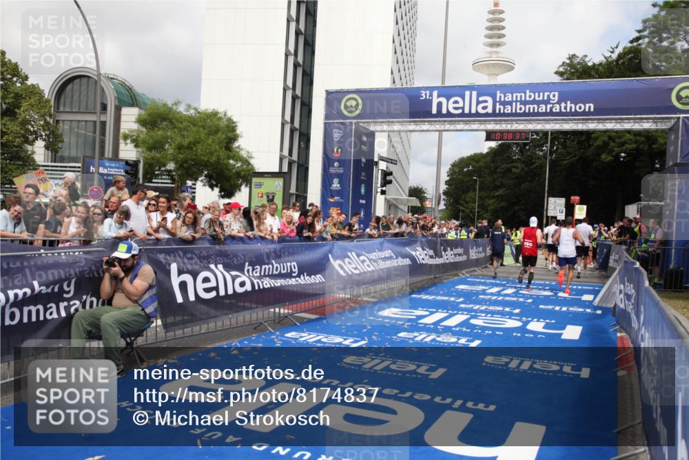 29.06.2025 - hella hamburg halbmarathon Michael Strokosch http://msf.ph/oto/8174837 29.06.2025 10:38:36 Ziel 1710, 3790, 8571, 11379, 14905, 16280, 17154, 18357 meine-sportfotos.de