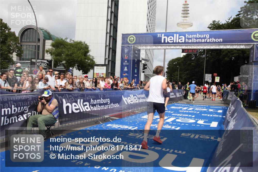29.06.2025 - hella hamburg halbmarathon Michael Strokosch http://msf.ph/oto/8174847 29.06.2025 10:38:41 Ziel 4148, 5248, 9403, 11379, 12772, 14905, 17154, 18188 meine-sportfotos.de