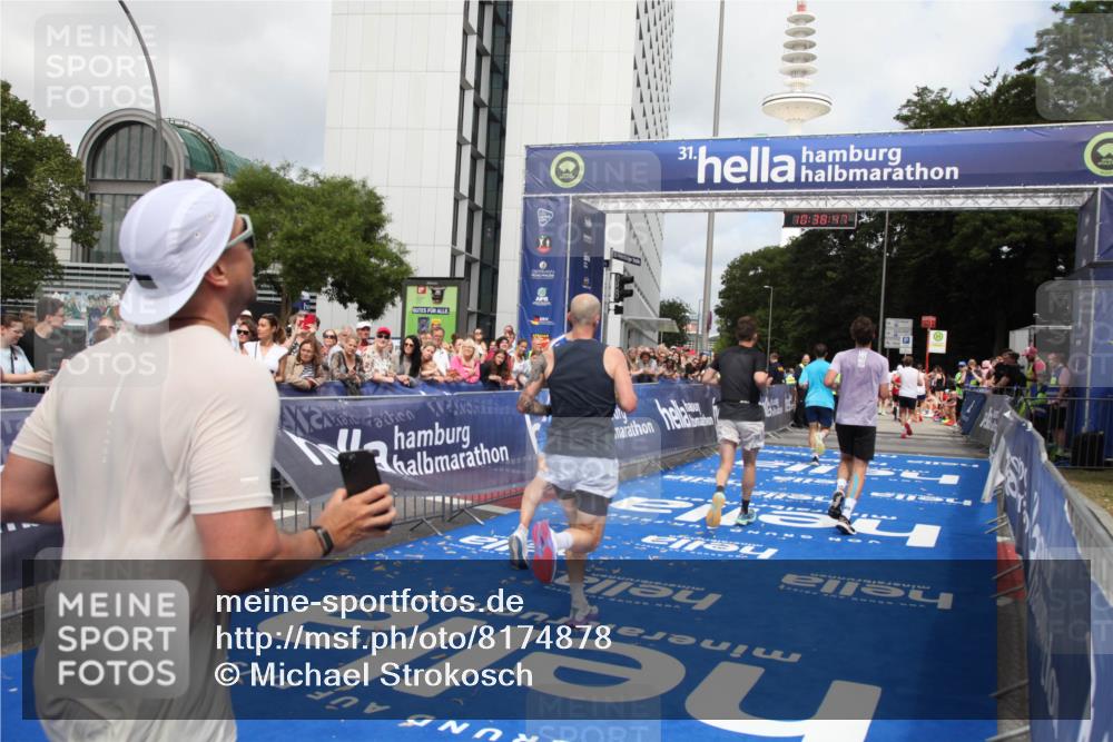 29.06.2025 - hella hamburg halbmarathon Michael Strokosch http://msf.ph/oto/8174878 29.06.2025 10:38:46 Ziel 2296, 2719, 4148, 5248, 6684, 8450, 9403, 11281, 11282, 12772, 13800, 15372, 18188, 19004 meine-sportfotos.de