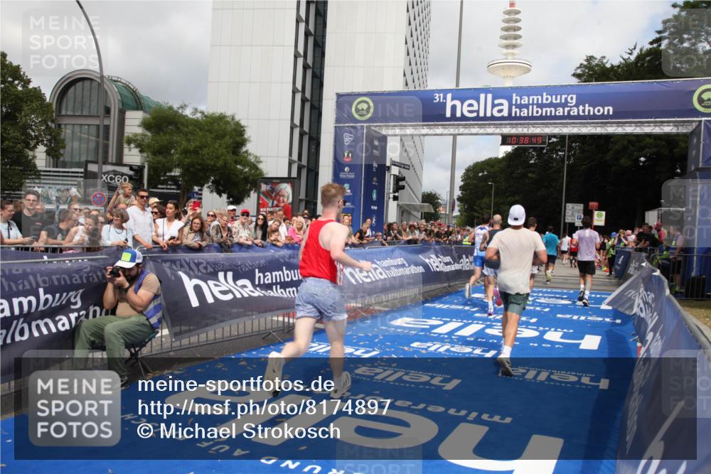 29.06.2025 - hella hamburg halbmarathon Michael Strokosch http://msf.ph/oto/8174897 29.06.2025 10:38:47 Ziel 2296, 2719, 4148, 5248, 6684, 8450, 9264, 9403, 10218, 11055, 11281, 11282, 12772, 13800, 15372, 18188, 19004 meine-sportfotos.de