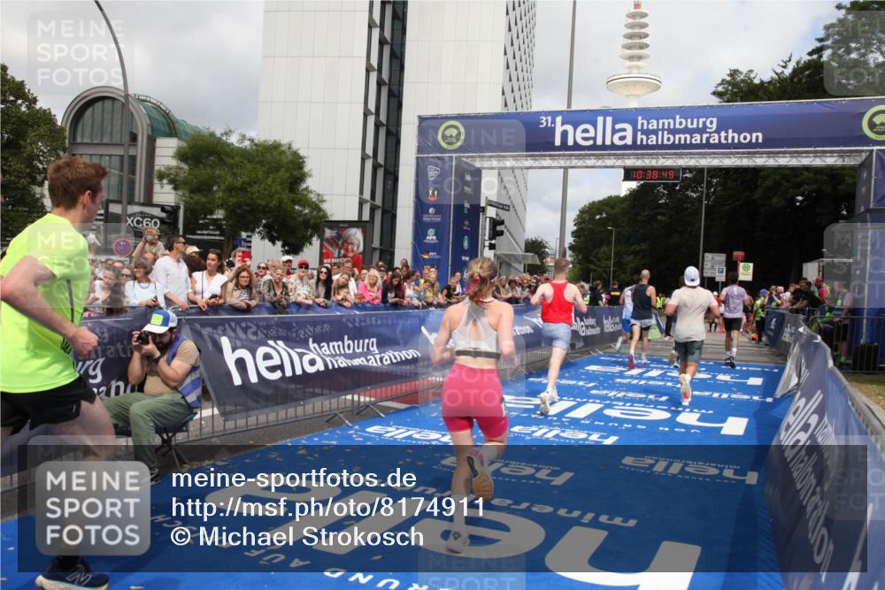 29.06.2025 - hella hamburg halbmarathon Michael Strokosch http://msf.ph/oto/8174911 29.06.2025 10:38:48 Ziel 2296, 2719, 4148, 5248, 6684, 8450, 9264, 9403, 9540, 10218, 11055, 11281, 11282, 12772, 13800, 15372, 18188, 19004 meine-sportfotos.de