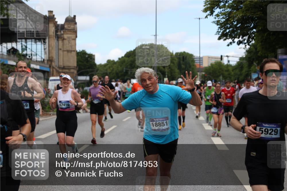 29.06.2025 - hella hamburg halbmarathon Yannick Fuchs http://msf.ph/oto/8174953 29.06.2025 11:19:42 20KM 1115, 1294, 1747, 1853, 3003, 3591, 3592, 3817, 4198, 4829, 5178, 5759, 5929, 5930, 6249, 7276, 7446, 7447, 7529, 7919, 8127, 8433, 10687, 11117, 11634, 12041, 12210, 12278, 12384, 12442, 14143, 14499, 14779, 15104, 15114, 16487, 16565, 16566, 16838, 17238, 17299, 17414, 17416, 17804, 18170, 18278, 18818, 18851, 18949, 18976 meine-sportfotos.de