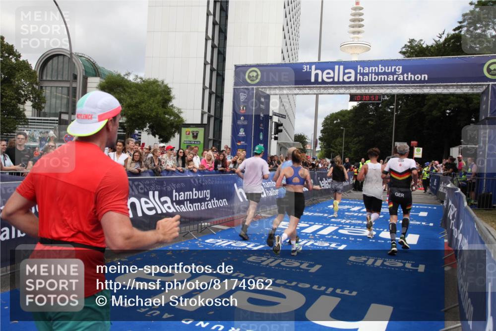 29.06.2025 - hella hamburg halbmarathon Michael Strokosch http://msf.ph/oto/8174962 29.06.2025 10:38:52 Ziel 2296, 2719, 6684, 8450, 9264, 9540, 10218, 11055, 11281, 11282, 13755, 13800, 14093, 15372 meine-sportfotos.de