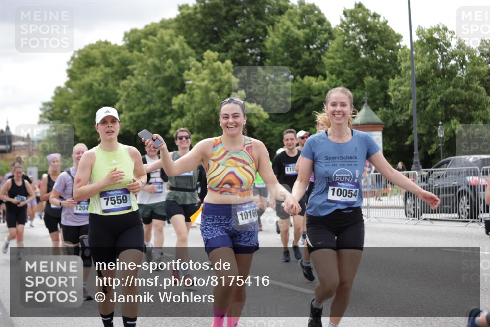 29.06.2025 - hella hamburg halbmarathon Jannik Wohlers http://msf.ph/oto/8175416 29.06.2025 11:07:51 Lombardsbrücke 1923, 2318, 2319, 2433, 3271, 3313, 3442, 3549, 3646, 3666, 3915, 4406, 4407, 4439, 4455, 4461, 4482, 5005, 5195, 5398, 5401, 5439, 5704, 5859, 5896, 6016, 6731, 6778, 6779, 6780, 6928, 6958, 6986, 7000, 7113, 7192, 7225, 7559, 7609, 7713, 7989, 8808, 8809, 9321, 9725, 9805, 10054, 10160, 10545, 10637, 10651, 10970, 11112, 11264, 11431, 11501, 11561, 11583, 11584, 11592, 11722, 12048, 12593, 12868, 12944, 13175, 13359, 13752, 13890, 15616 meine-sportfotos.de