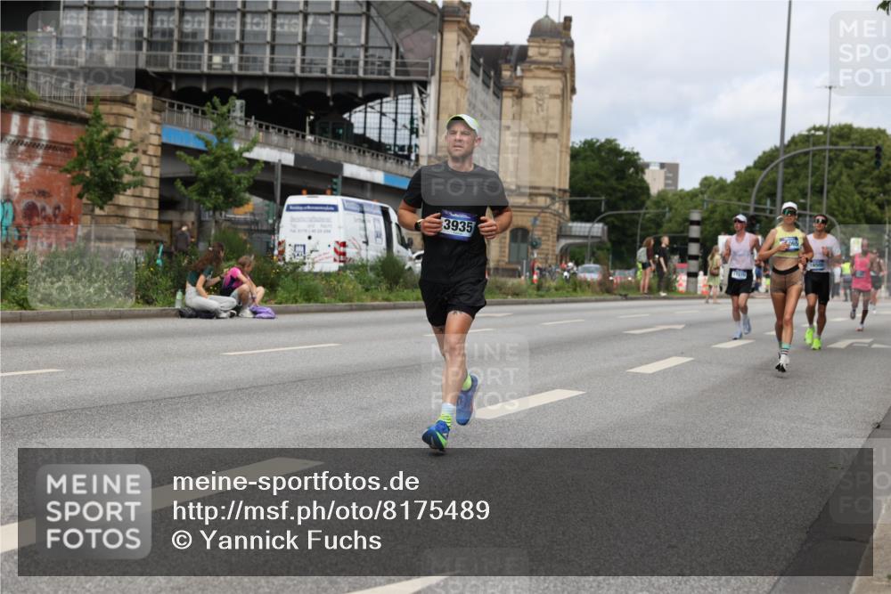 29.06.2025 - hella hamburg halbmarathon Yannick Fuchs http://msf.ph/oto/8175489 29.06.2025 10:27:05 20KM 1407, 1686, 1707, 1894, 3935, 4129, 5070, 5746, 7272, 7845, 8883, 9047, 10484, 10927, 11199, 11370, 11929, 14293, 15826, 16065, 16505, 16957, 18135 meine-sportfotos.de