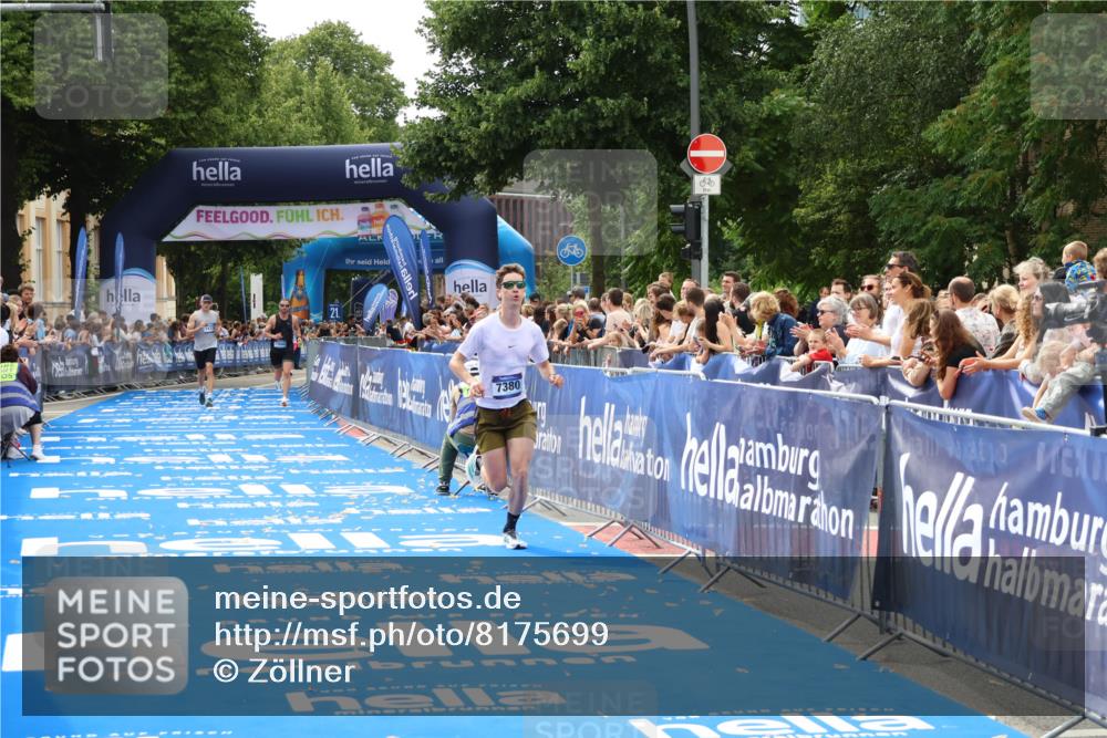 29.06.2025 - hella hamburg halbmarathon Zöllner http://msf.ph/oto/8175699 29.06.2025 10:26:28 Ziel 7380, 14728, 17040 meine-sportfotos.de