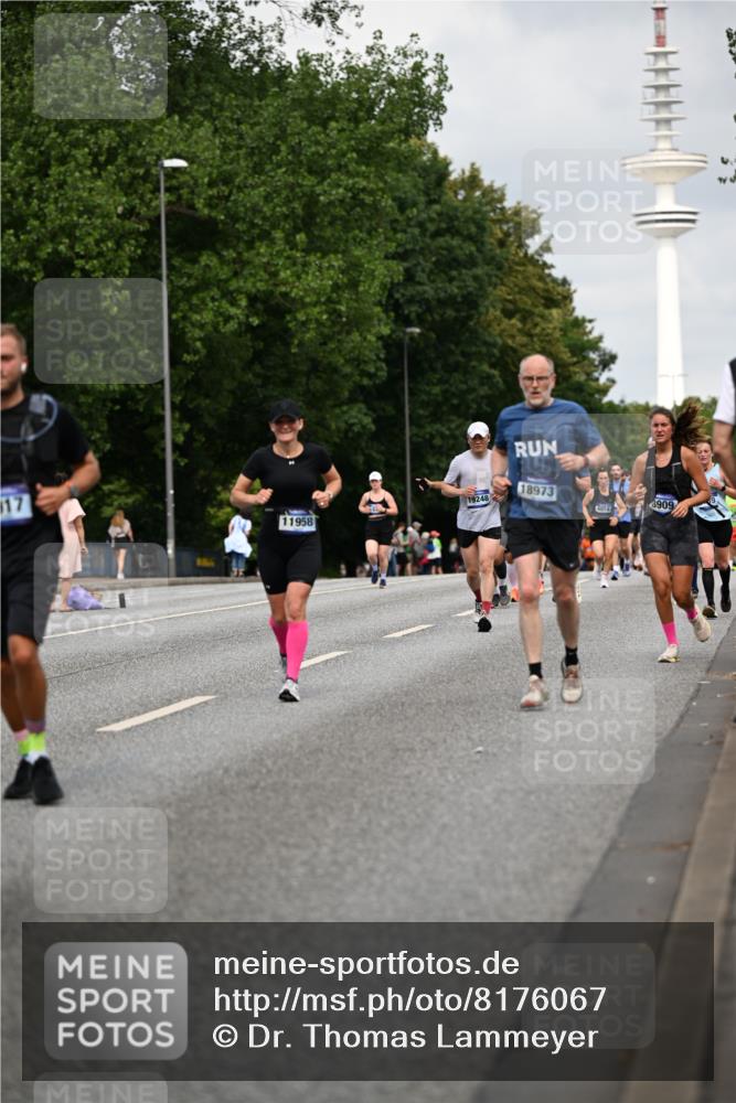 29.06.2025 - hella hamburg halbmarathon Dr. Thomas Lammeyer http://msf.ph/oto/8176067 29.06.2025 10:10:08 Kennedybrücke 1229, 1830, 1842, 2471, 2624, 3062, 4169, 5762, 6014, 7302, 7741, 8049, 8290, 8894, 8909, 9477, 9917, 10343, 10781, 10791, 10998 meine-sportfotos.de