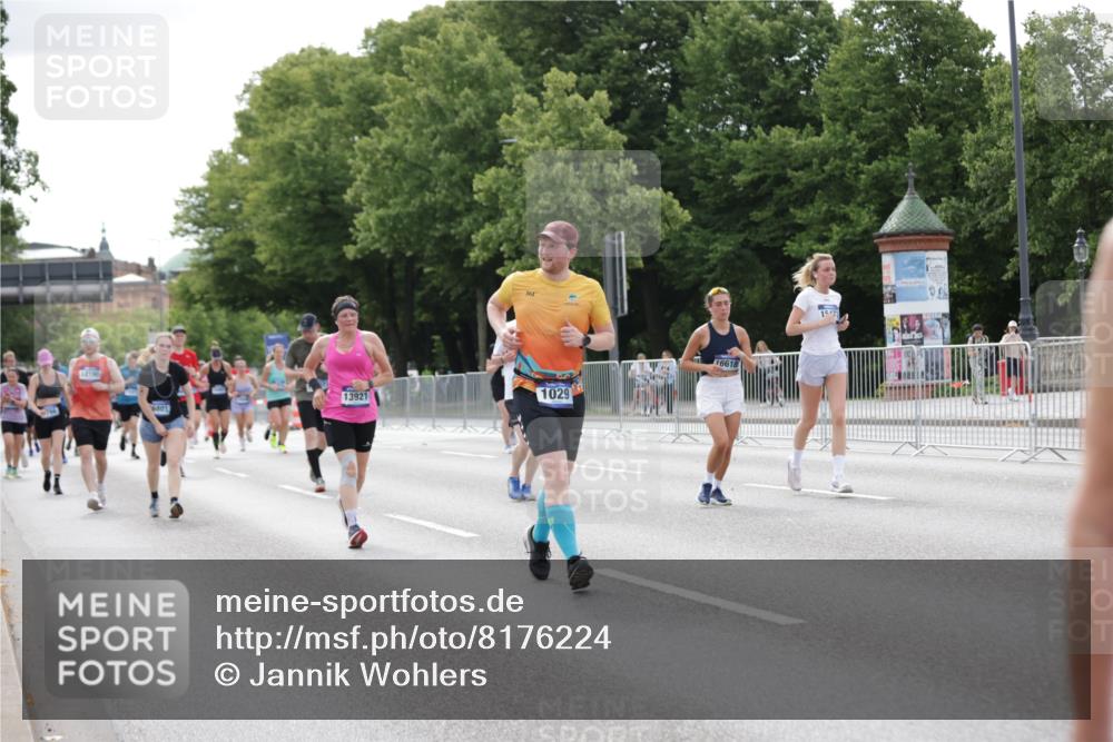 29.06.2025 - hella hamburg halbmarathon Jannik Wohlers http://msf.ph/oto/8176224 29.06.2025 10:22:25 Lombardsbrücke 1029, 1853, 2294, 2766, 3003, 3034, 3600, 3601, 5223, 5343, 5629, 7188, 7190, 7266, 7276, 7529, 7925, 8355, 9256, 9392, 10086, 10205, 10826, 10902, 11665, 12190, 12592, 13921, 14525, 14633, 14801, 15469, 15870, 16618, 16801, 16863 meine-sportfotos.de