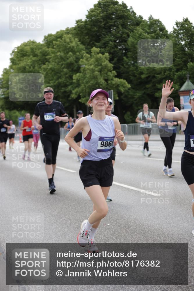 29.06.2025 - hella hamburg halbmarathon Jannik Wohlers http://msf.ph/oto/8176382 29.06.2025 11:08:41 Lombardsbrücke 1140, 1223, 1776, 1832, 3330, 3967, 4219, 4357, 4790, 4800, 5504, 6654, 6934, 7196, 7352, 7996, 8006, 8008, 9860, 10032, 10073, 10228, 10689, 10698, 10904, 11066, 11343, 11751, 11869, 12142, 12246, 14238, 14373, 14547, 14551, 14705, 14706, 14942, 14945, 14995, 16296, 16764, 16954, 18358, 18364, 18521, 18813, 19231 meine-sportfotos.de
