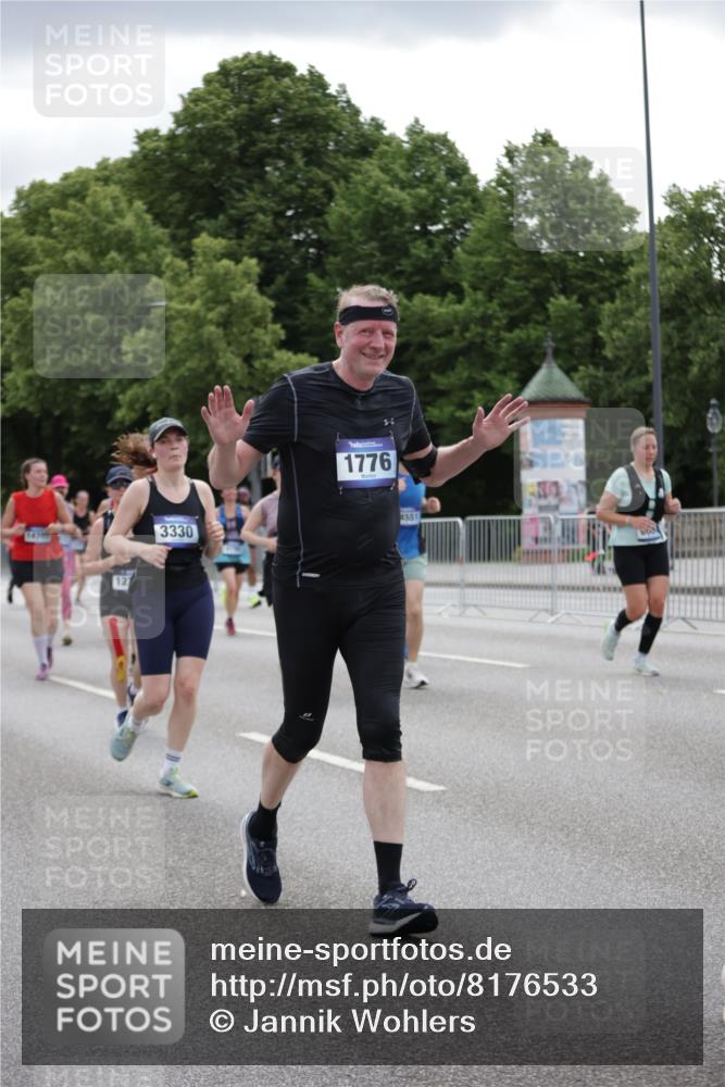 29.06.2025 - hella hamburg halbmarathon Jannik Wohlers http://msf.ph/oto/8176533 29.06.2025 11:08:43 Lombardsbrücke 1140, 1223, 1776, 1832, 3330, 3505, 3967, 4219, 4357, 4790, 4800, 5504, 6654, 6934, 7196, 7352, 7996, 8006, 8008, 9860, 10032, 10073, 10228, 10535, 10689, 10698, 10904, 11066, 11343, 11751, 11869, 11930, 12142, 12246, 14238, 14373, 14547, 14551, 14705, 14706, 14942, 14945, 14995, 16296, 16764, 16954, 18521, 18813, 19231 meine-sportfotos.de