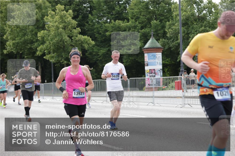 29.06.2025 - hella hamburg halbmarathon Jannik Wohlers http://msf.ph/oto/8176586 29.06.2025 10:22:27 Lombardsbrücke 1029, 1853, 2294, 2766, 3003, 3029, 3034, 3600, 3601, 5223, 5343, 5629, 7188, 7190, 7266, 7529, 7925, 9256, 9913, 10205, 10826, 11665, 12190, 13921, 14525, 14633, 14801, 15469, 15870, 16565, 16566, 16618, 16801, 16863, 17657 meine-sportfotos.de