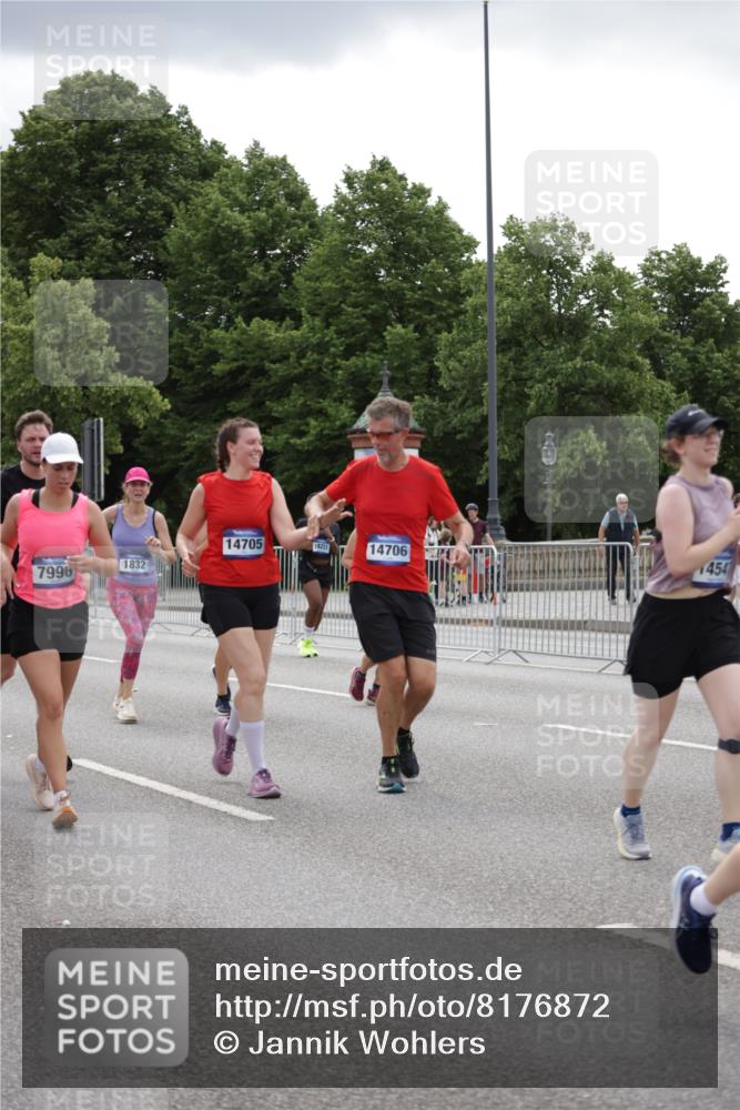 29.06.2025 - hella hamburg halbmarathon Jannik Wohlers http://msf.ph/oto/8176872 29.06.2025 11:08:46 Lombardsbrücke 1140, 1776, 1832, 3330, 3505, 3634, 3967, 4219, 4357, 4790, 4800, 5504, 6627, 6654, 6934, 7196, 7352, 7904, 7996, 9860, 10032, 10073, 10228, 10535, 10689, 10698, 10904, 11066, 11751, 11930, 12142, 12246, 12948, 14238, 14373, 14547, 14551, 14705, 14706, 14942, 14945, 14995, 16296, 16764, 19231 meine-sportfotos.de