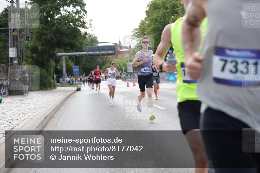 29.06.2025 - hella hamburg halbmarathon Jannik Wohlers http://msf.ph/oto/8177042 29.06.2025 09:42:20 Lombardsbrücke 5612, 7331, 7855, 9269, 10468, 11078, 11228, 12360, 13872, 13913, 14753, 14836, 16615, 17614, 18740, 19041, 19042, 19050, 19076, 19078 meine-sportfotos.de