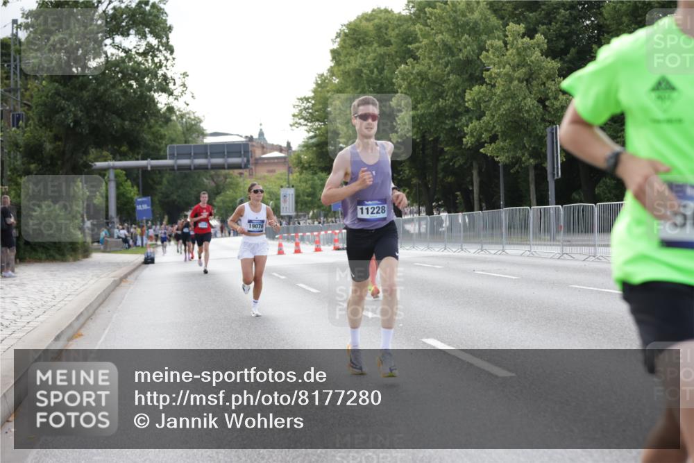 29.06.2025 - hella hamburg halbmarathon Jannik Wohlers http://msf.ph/oto/8177280 29.06.2025 09:42:21 Lombardsbrücke 5612, 7331, 7855, 9269, 10468, 11078, 11228, 12360, 13872, 13913, 14753, 14836, 16615, 17614, 18740, 19041, 19042, 19050, 19076, 19078 meine-sportfotos.de