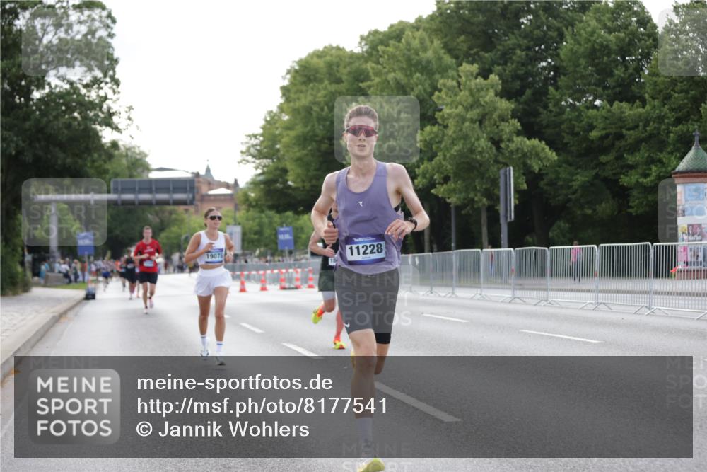 29.06.2025 - hella hamburg halbmarathon Jannik Wohlers http://msf.ph/oto/8177541 29.06.2025 09:42:21 Lombardsbrücke 5612, 7331, 7855, 9269, 10468, 11078, 11228, 12360, 13872, 13913, 14753, 14836, 16615, 17614, 18740, 19041, 19042, 19050, 19076, 19078 meine-sportfotos.de