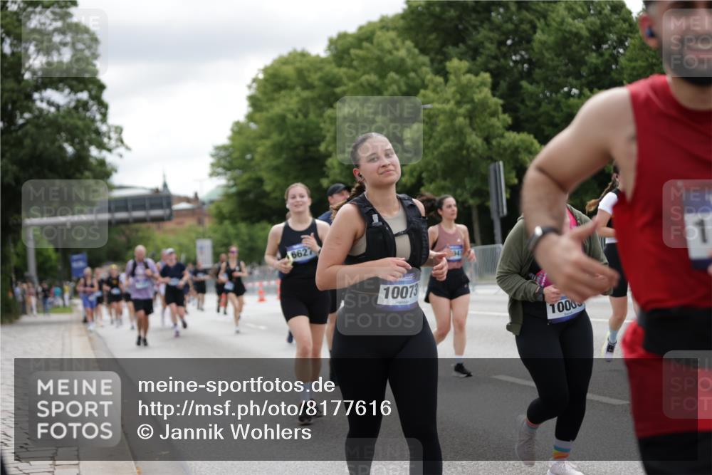 29.06.2025 - hella hamburg halbmarathon Jannik Wohlers http://msf.ph/oto/8177616 29.06.2025 11:08:55 Lombardsbrücke 1140, 1832, 3505, 3634, 4219, 4357, 4790, 4800, 4956, 4995, 5101, 5402, 5443, 5504, 6627, 6654, 6934, 7196, 7904, 10073, 10228, 10535, 10904, 11066, 11814, 11930, 12142, 12948, 14705, 14706, 14942, 14945, 14995, 16025, 16764, 19231 meine-sportfotos.de