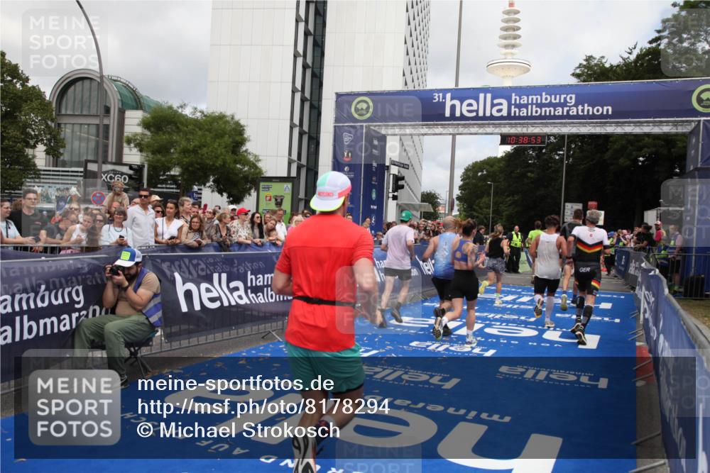 29.06.2025 - hella hamburg halbmarathon Michael Strokosch http://msf.ph/oto/8178294 29.06.2025 10:38:52 Ziel 2296, 2719, 6684, 8450, 9264, 9540, 10218, 11055, 11281, 11282, 13755, 13800, 14093, 15372 meine-sportfotos.de