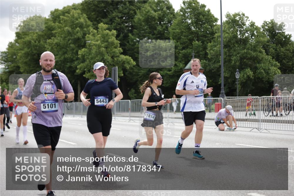 29.06.2025 - hella hamburg halbmarathon Jannik Wohlers http://msf.ph/oto/8178347 29.06.2025 11:09:02 Lombardsbrücke 2290, 3505, 3634, 4357, 4956, 4995, 5101, 5173, 5402, 5443, 5504, 6627, 7196, 7879, 7904, 8137, 8523, 10535, 10850, 10904, 11814, 11930, 12199, 12948, 16025, 16519, 16914 meine-sportfotos.de