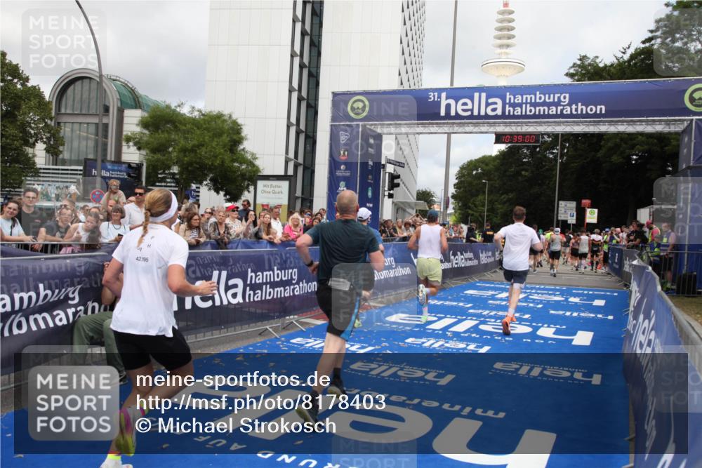29.06.2025 - hella hamburg halbmarathon Michael Strokosch http://msf.ph/oto/8178403 29.06.2025 10:38:59 Ziel 2980, 3136, 3783, 8958, 13137, 15257, 15561, 15873, 17722 meine-sportfotos.de
