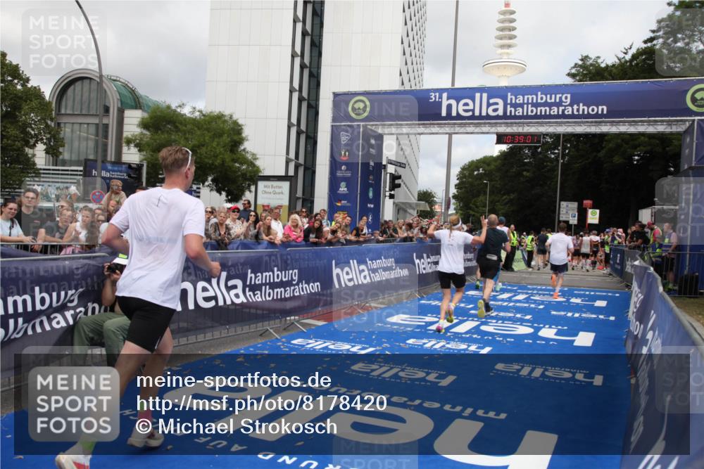 29.06.2025 - hella hamburg halbmarathon Michael Strokosch http://msf.ph/oto/8178420 29.06.2025 10:39:00 Ziel 2980, 3136, 3783, 6682, 8958, 11447, 13137, 15257, 15561, 15873, 17722 meine-sportfotos.de