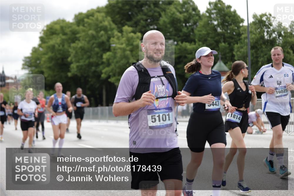 29.06.2025 - hella hamburg halbmarathon Jannik Wohlers http://msf.ph/oto/8178439 29.06.2025 11:09:03 Lombardsbrücke 2290, 3505, 3634, 4956, 4995, 5101, 5173, 5402, 5443, 6627, 7879, 7904, 8018, 8137, 8523, 10535, 10850, 11814, 11930, 12199, 12948, 16025, 16519, 16914 meine-sportfotos.de
