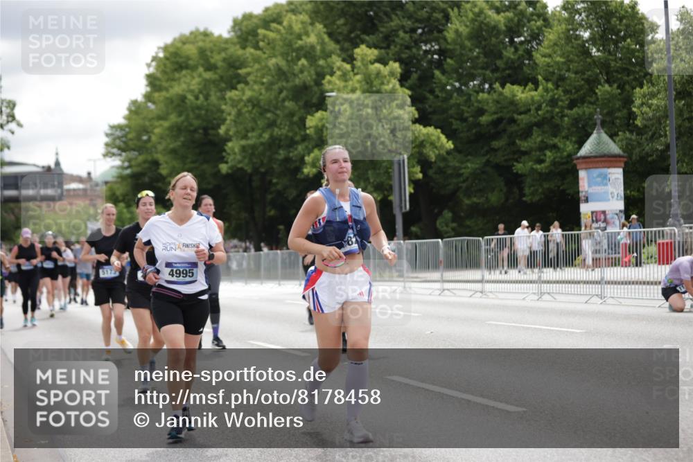 29.06.2025 - hella hamburg halbmarathon Jannik Wohlers http://msf.ph/oto/8178458 29.06.2025 11:09:05 Lombardsbrücke 2290, 3634, 4956, 4995, 5101, 5173, 5402, 5443, 6627, 7879, 7904, 8018, 8137, 8523, 10850, 11712, 11814, 12109, 12199, 12948, 16025, 16519, 16914 meine-sportfotos.de