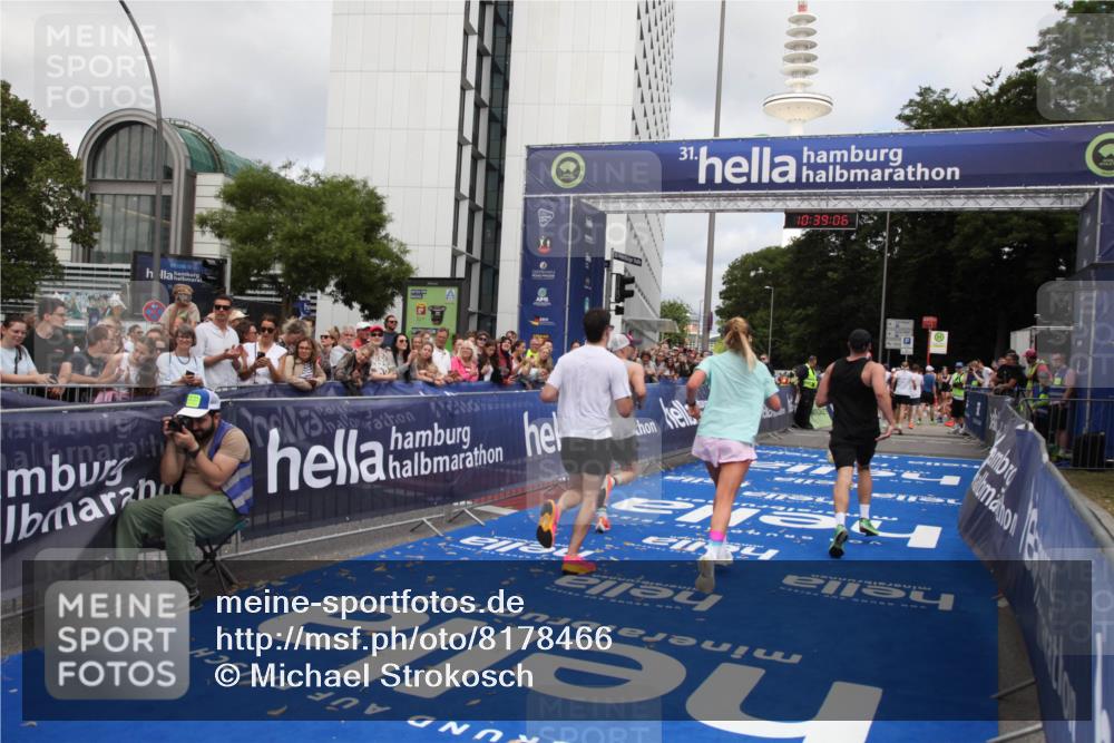 29.06.2025 - hella hamburg halbmarathon Michael Strokosch http://msf.ph/oto/8178466 29.06.2025 10:39:05 Ziel 1164, 1803, 2262, 3136, 4359, 6682, 11447, 13137, 15561, 15873, 16820, 18734, 19151 meine-sportfotos.de