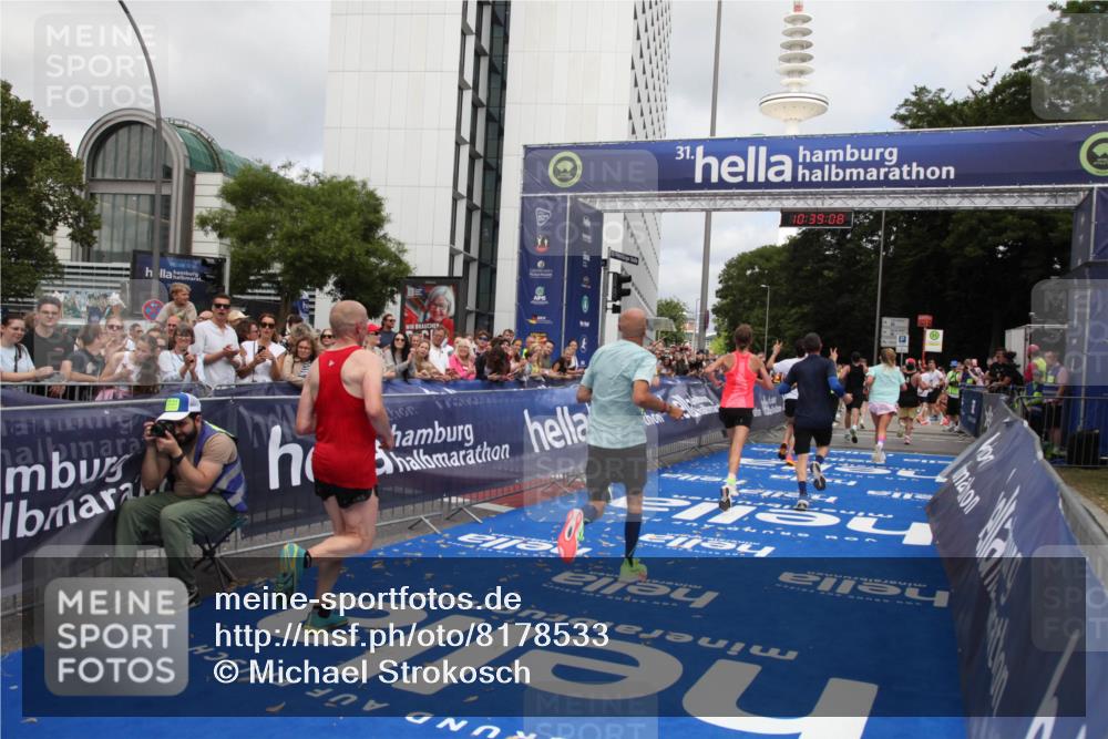 29.06.2025 - hella hamburg halbmarathon Michael Strokosch http://msf.ph/oto/8178533 29.06.2025 10:39:07 Ziel 1164, 1445, 1803, 2262, 3136, 4359, 4759, 6682, 6686, 6687, 11447, 11619, 12137, 15561, 15873, 16820, 18734, 19151 meine-sportfotos.de