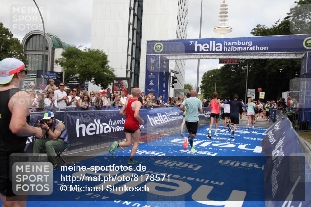 29.06.2025 - hella hamburg halbmarathon Michael Strokosch http://msf.ph/oto/8178571 29.06.2025 10:39:07 Ziel 1164, 1445, 1803, 2262, 3136, 4359, 4759, 6682, 6686, 6687, 11447, 11619, 12137, 15561, 15873, 16820, 18734, 19151 meine-sportfotos.de