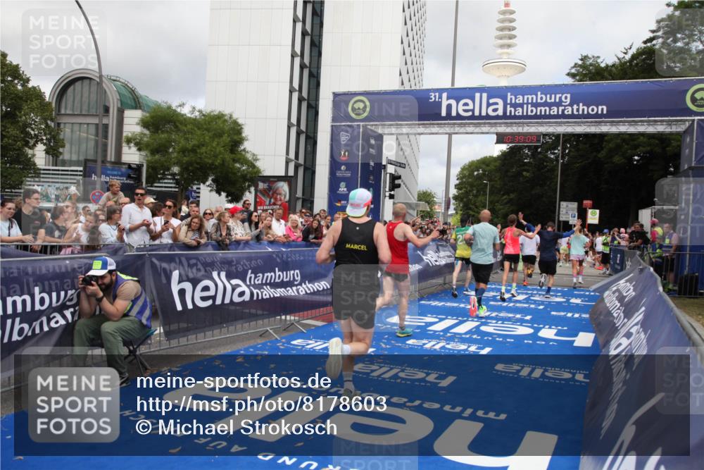 29.06.2025 - hella hamburg halbmarathon Michael Strokosch http://msf.ph/oto/8178603 29.06.2025 10:39:08 Ziel 1164, 1445, 1803, 2262, 4359, 4759, 6682, 6686, 6687, 11447, 11619, 12137, 15561, 15873, 16820, 18734, 19151 meine-sportfotos.de