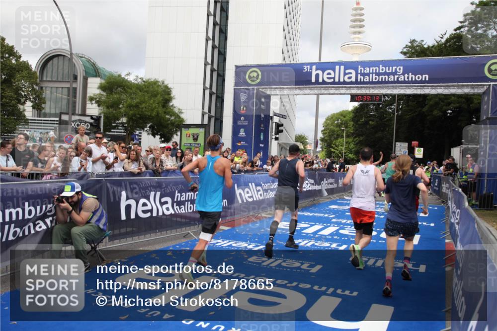 29.06.2025 - hella hamburg halbmarathon Michael Strokosch http://msf.ph/oto/8178665 29.06.2025 10:39:11 Ziel 1164, 1445, 1803, 2262, 4759, 6686, 6687, 11619, 12137, 15556, 16656, 16820, 18149, 18547 meine-sportfotos.de