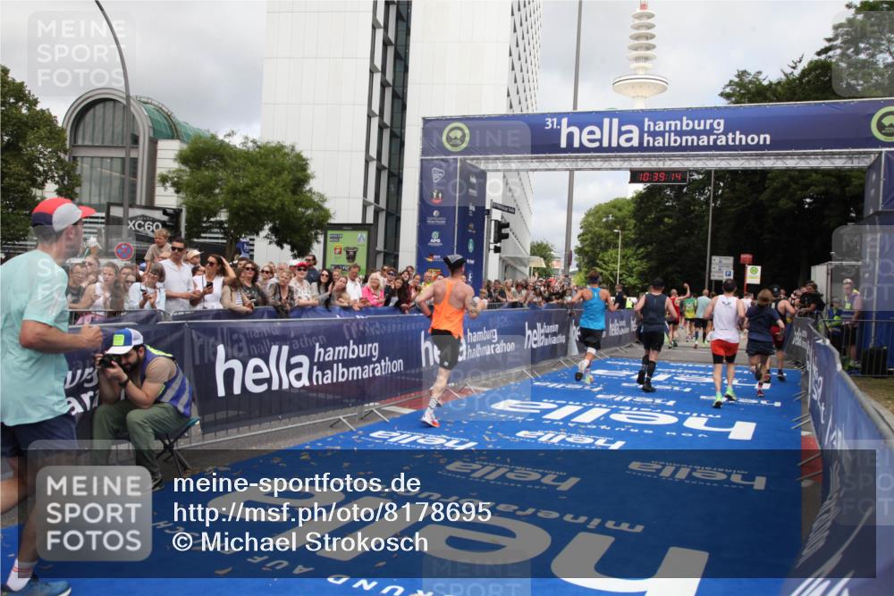 29.06.2025 - hella hamburg halbmarathon Michael Strokosch http://msf.ph/oto/8178695 29.06.2025 10:39:13 Ziel 1445, 3282, 4759, 6686, 6687, 11305, 11619, 12137, 13729, 15556, 16656, 16820, 17668, 18149, 18547 meine-sportfotos.de