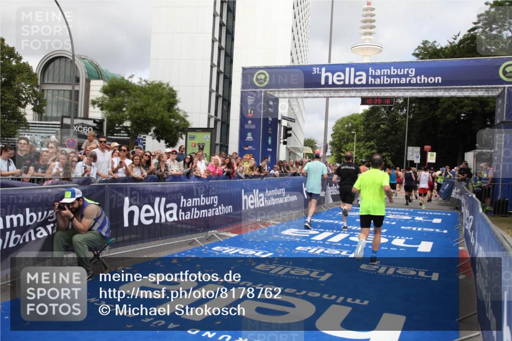 29.06.2025 - hella hamburg halbmarathon Michael Strokosch http://msf.ph/oto/8178762 29.06.2025 10:39:15 Ziel 1445, 3282, 4759, 5752, 6686, 6687, 11305, 11619, 12137, 13729, 14311, 15556, 16656, 17668, 18149, 18547 meine-sportfotos.de