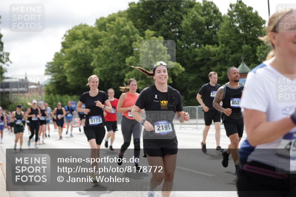 29.06.2025 - hella hamburg halbmarathon Jannik Wohlers http://msf.ph/oto/8178772 29.06.2025 11:09:08 Lombardsbrücke 1605, 2290, 2897, 3017, 4956, 4995, 5101, 5173, 5402, 5443, 7261, 7879, 8018, 8137, 8523, 10850, 11712, 11814, 12109, 12199, 16013, 16025, 16519, 16914 meine-sportfotos.de