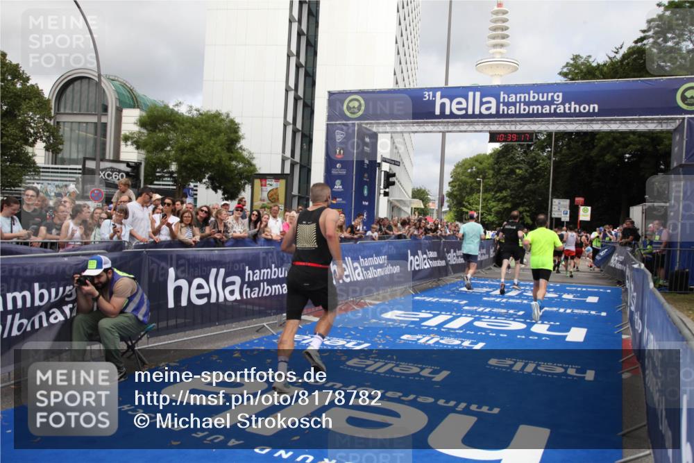 29.06.2025 - hella hamburg halbmarathon Michael Strokosch http://msf.ph/oto/8178782 29.06.2025 10:39:16 Ziel 1445, 2044, 3282, 4565, 4759, 5752, 8925, 11305, 12046, 12137, 13729, 14311, 15556, 16656, 17668, 18149, 18547 meine-sportfotos.de