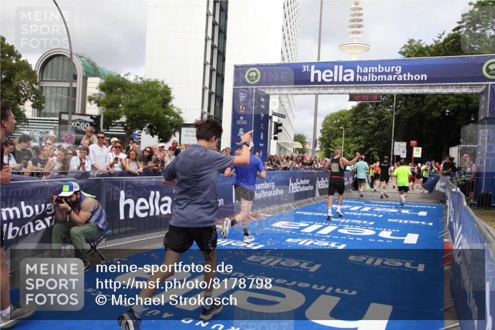 29.06.2025 - hella hamburg halbmarathon Michael Strokosch http://msf.ph/oto/8178798 29.06.2025 10:39:17 Ziel 2044, 3282, 4565, 5752, 8319, 8925, 11305, 12046, 13479, 13729, 14311, 15556, 16656, 17646, 17668, 18149, 18547 meine-sportfotos.de