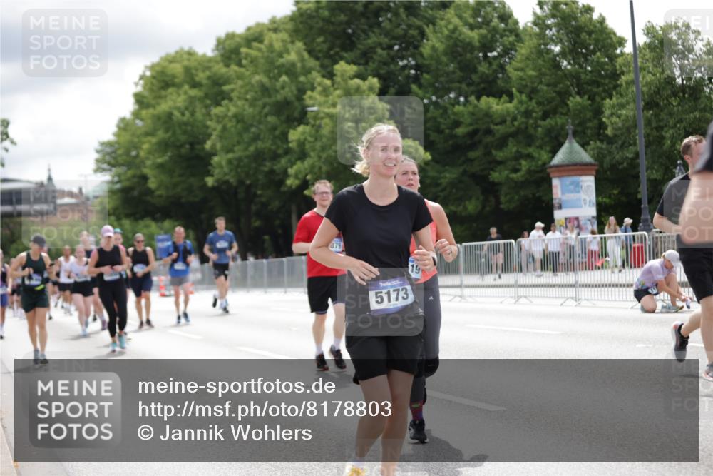 29.06.2025 - hella hamburg halbmarathon Jannik Wohlers http://msf.ph/oto/8178803 29.06.2025 11:09:09 Lombardsbrücke 1605, 2290, 2897, 3017, 4995, 5101, 5173, 5443, 7261, 7879, 8018, 8137, 8523, 10850, 11712, 11814, 12109, 12199, 16013, 16025, 16519, 16914 meine-sportfotos.de