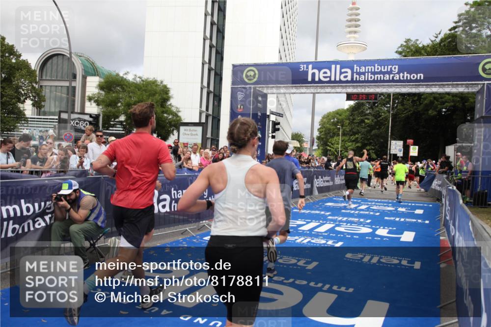 29.06.2025 - hella hamburg halbmarathon Michael Strokosch http://msf.ph/oto/8178811 29.06.2025 10:39:18 Ziel 2044, 3282, 4565, 5752, 8319, 8925, 11305, 12046, 13479, 13729, 14311, 15556, 16656, 17646, 17668, 18149, 18547 meine-sportfotos.de