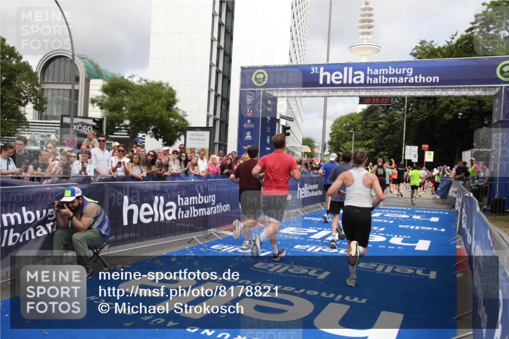 29.06.2025 - hella hamburg halbmarathon Michael Strokosch http://msf.ph/oto/8178821 29.06.2025 10:39:19 Ziel 2044, 3282, 4565, 5752, 8319, 8925, 11305, 12046, 13479, 13729, 14311, 17646, 17668, 18149, 18547 meine-sportfotos.de