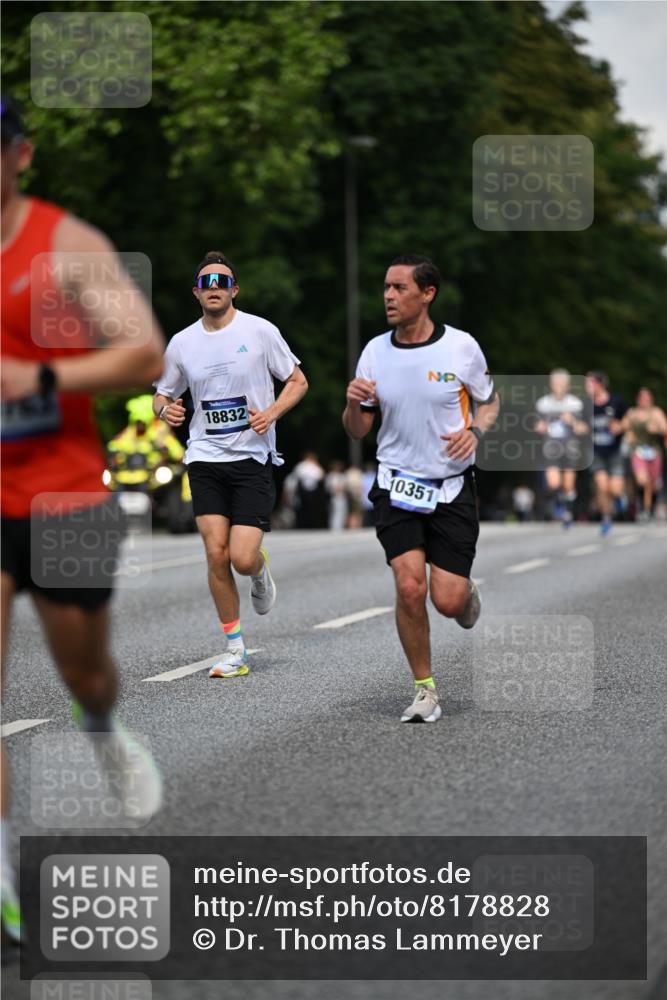 29.06.2025 - hella hamburg halbmarathon Dr. Thomas Lammeyer http://msf.ph/oto/8178828 29.06.2025 09:46:59 Kennedybrücke 1953, 2075, 2180, 2203, 2483, 3189, 3379, 8318, 8376, 9804, 10351 meine-sportfotos.de