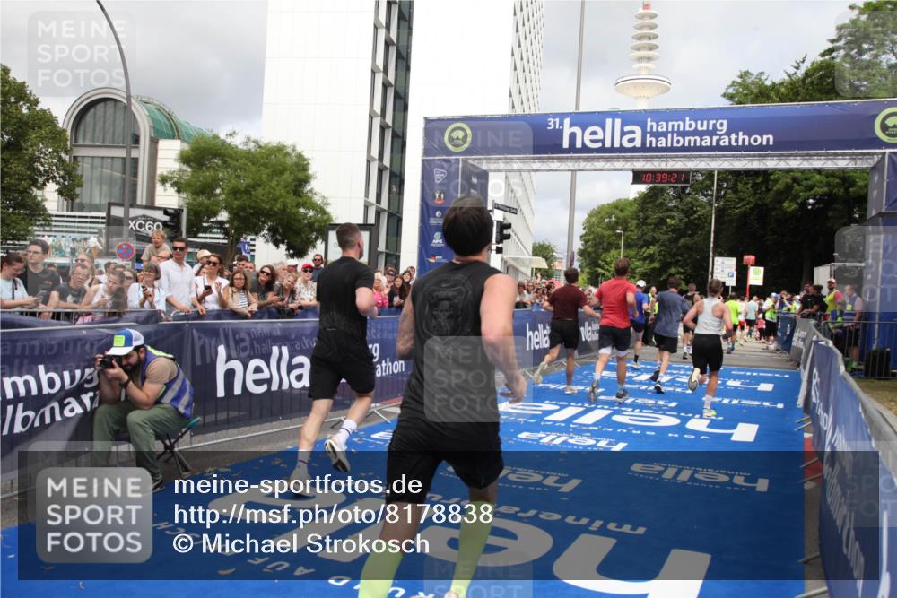 29.06.2025 - hella hamburg halbmarathon Michael Strokosch http://msf.ph/oto/8178838 29.06.2025 10:39:20 Ziel 2044, 3282, 4565, 5752, 6037, 8319, 8925, 11305, 12046, 13479, 13729, 14311, 17646, 17668, 18149 meine-sportfotos.de